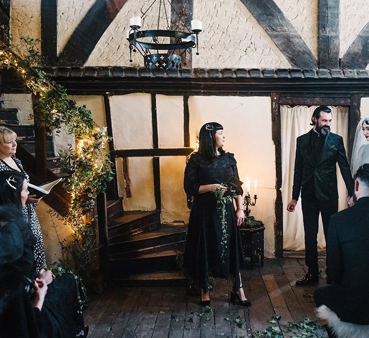 Gothic wedding ceremony with foliage details and the sounds of Gaelic Uillean pipes