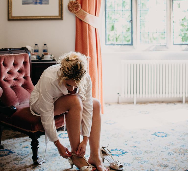 Getting Ready | Northamptonshire wedding at Plum Park Hotel | Wtoo by Watters from Serendipity Brides | Spindleberry Flowers | Photography by Ania Ames