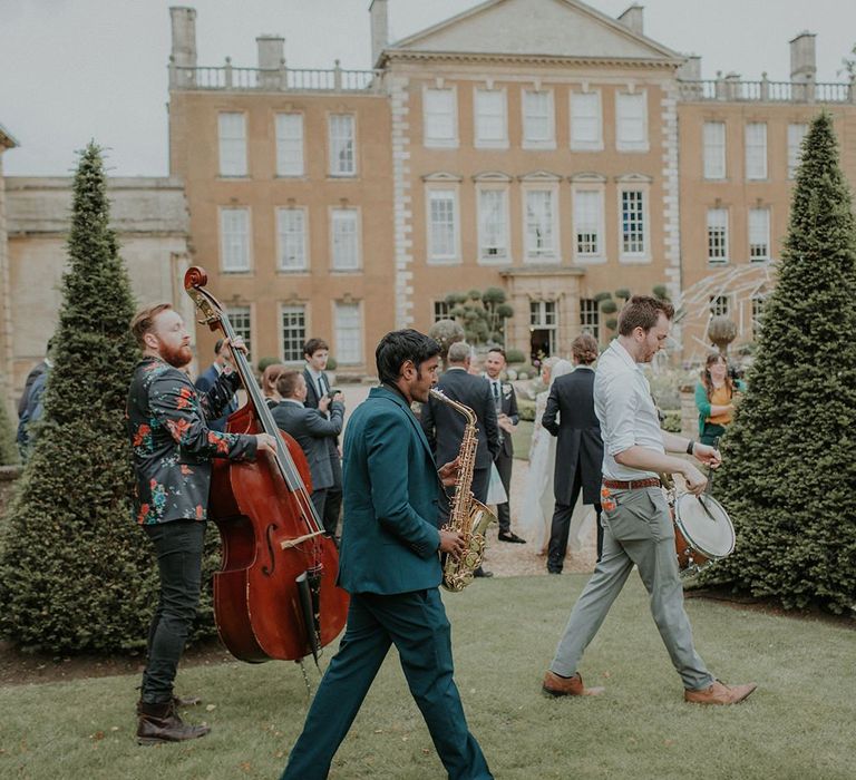 Roaming band at Oxfordshire wedding venue