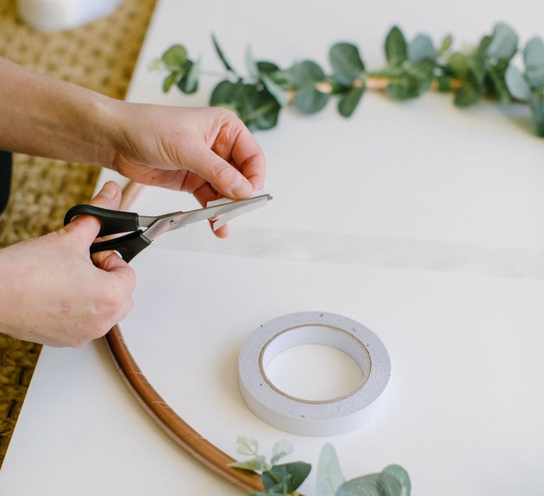 How to Make a Spray Painted Hula Hoop Table Plan for a Budget Wedding | Spray-painted Copper Hula Hoop with Ribbons and Greenery