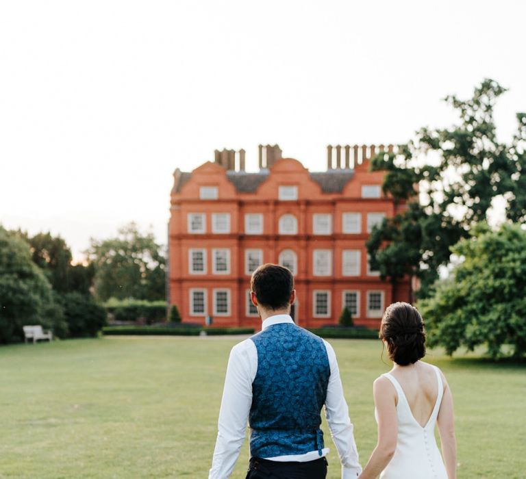 Bride and groom go for a stroll around Kew Gardens wedding venue