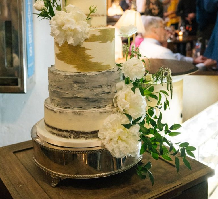 Wedding cake with cake topper in gold