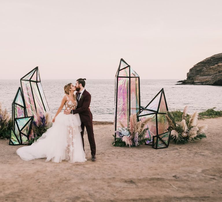 Bride and groom with geode structures by Eventos Clandestine