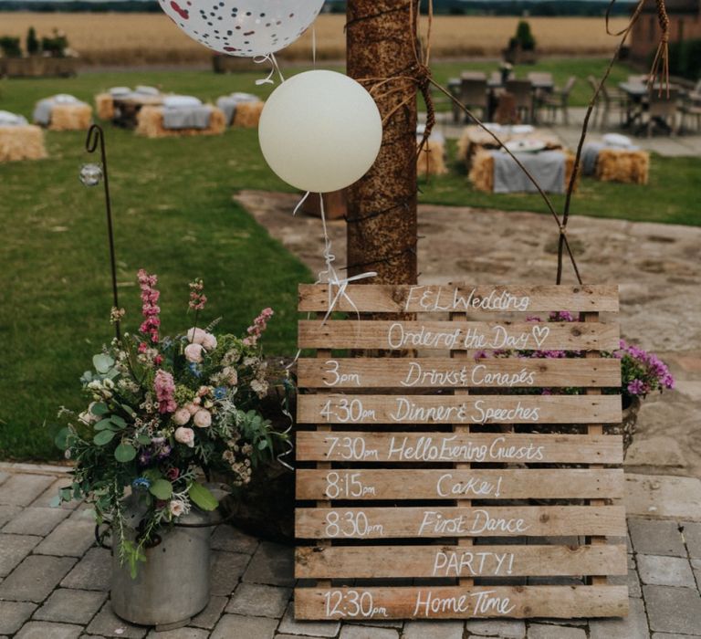 Order of the day DIY wedding decor with wedding balloons