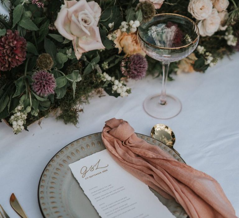 Place setting with charger plate, coloured napkin and menu card