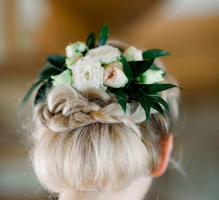 Wedding undo with floral hairpiece