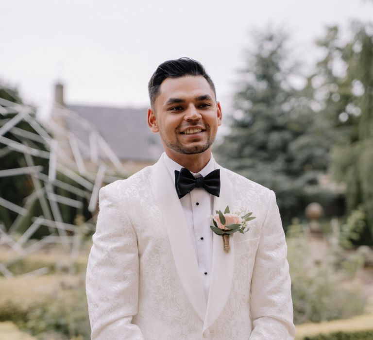 Groom in white dinner jacket