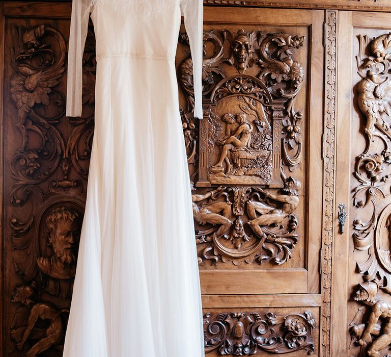 Sole Alonso Feather Trim Wedding Dress | Sara Lobla Photography | Un Par de Medias Film