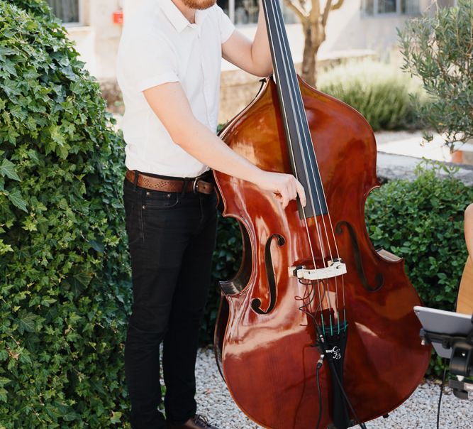 Musicians playing during cocktail hour