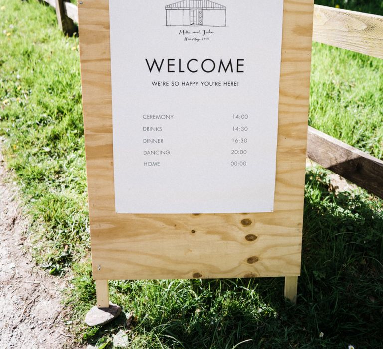 Wooden Welcome Sign with Anran Illustration