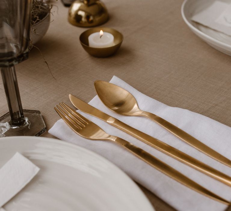 Minimalist Bridal Inspiration Styled By One Stylish Day With Foliage &amp; Dried Flowers // Bridal Wear By Halfpenny London // Images By Agnes Black