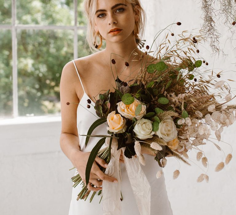 Dried Grass Wedding Bouquet // Minimalist Bridal Inspiration Styled By One Stylish Day With Foliage &amp; Dried Flowers // Bridal Wear By Halfpenny London // Images By Agnes Black