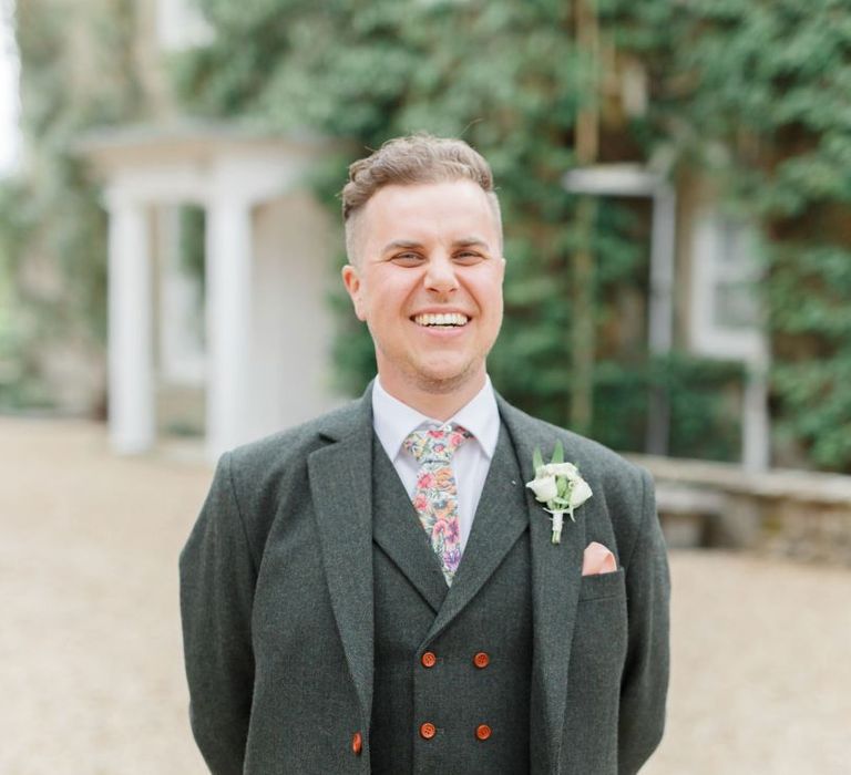 Groom in Three Piece Charcoal Grey Suit with Red Buttons