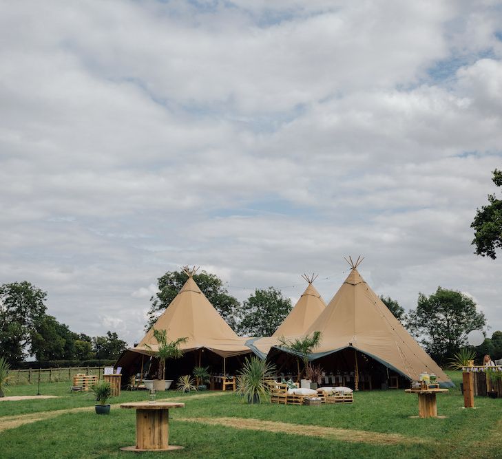 Outdoor Wedding Ceremony &amp; Tipi Reception Planned by Benessamy Events | Red on Blonde Photography