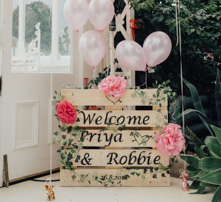 Wooden Pallet Welcome Sign with Balloon Decor