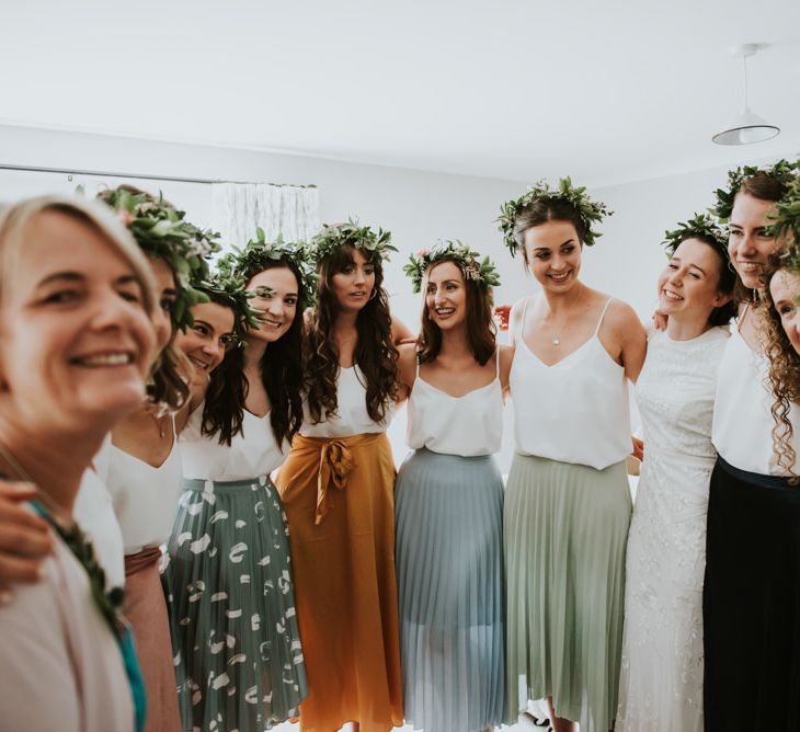 Bridesmaids in pleated skirts in pastel tones