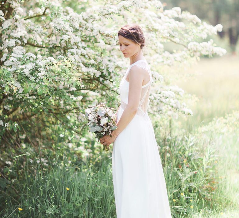 Pure &amp; Simple White &amp; Green Spring Wedding Inspiration | Hair by Wildflower Hair Company | Spring Wedding Colours for 2019 | Photography by Jo Bradbury Photography