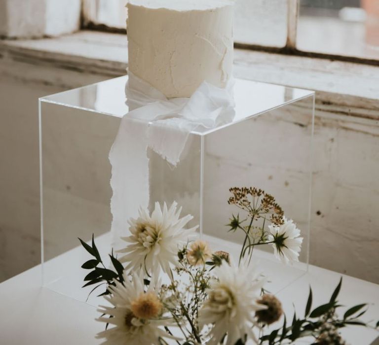 minimalism wedding cake on acrylic cake stand