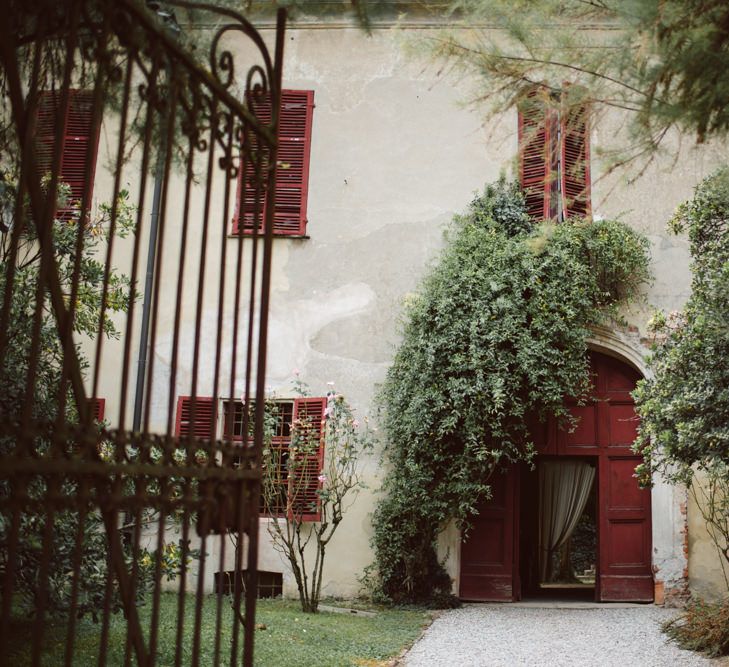 Green &amp; White Bohemian Wedding in the Rain at Castello di San Sebastiano da Po, Italy | Margherita Calati Photography | Second Shooter Carlo Vittorio