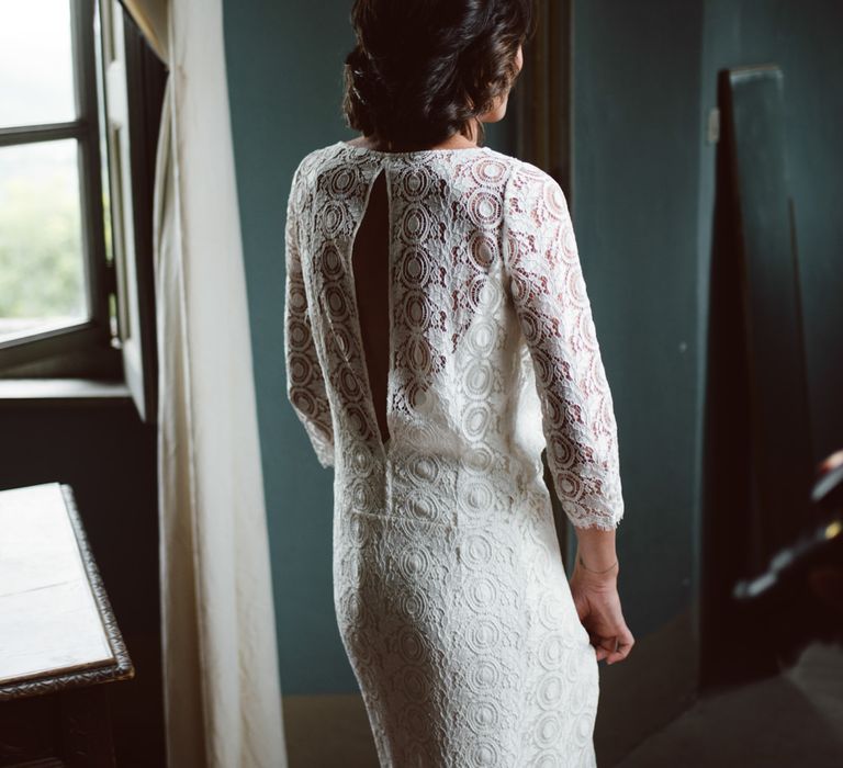 Wedding Morning Bridal Preparations | Bride in Lace Laure de Sagazan Bridal Gown | Green &amp; White Bohemian Wedding in the Rain at Castello di San Sebastiano da Po, Italy | Margherita Calati Photography | Second Shooter Carlo Vittorio