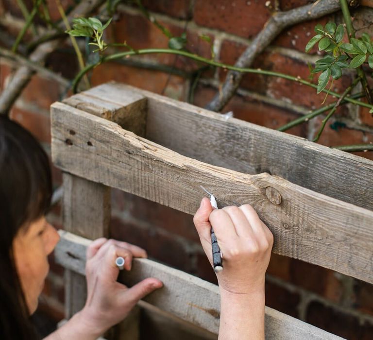 DIY Wooden Pallet Wedding Sign | Best Pen to Draw on Wood | Rustic Wedding Decor