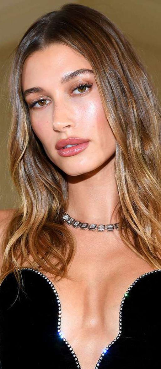 hailey-bieber-engagement-ring