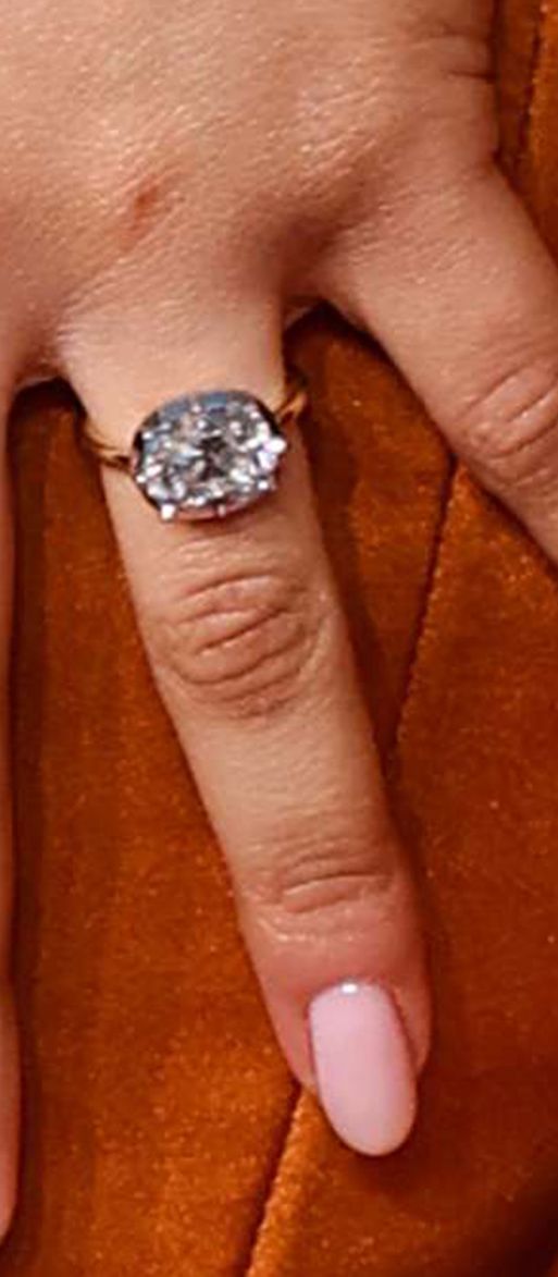 zendaya-engagement-ring-close-up-golden-globes
