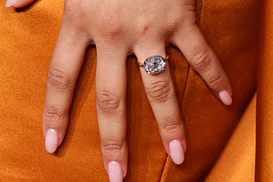 zendaya-engagement-ring-close-up-golden-globes