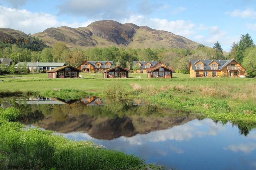 Waterfront lodges at Loch Lomond, minimoon destination in the Scottish Highlands