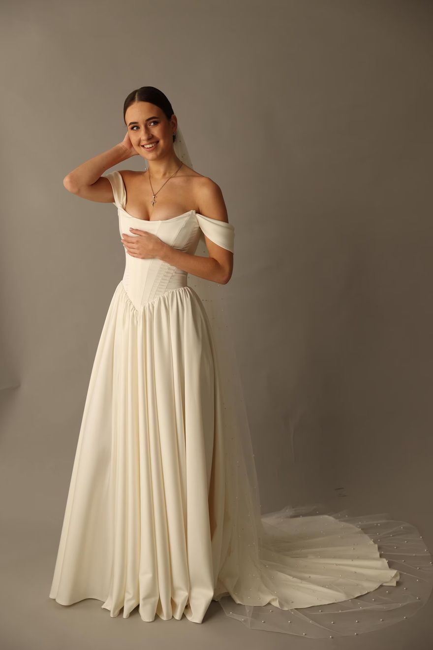 Smok Reusable Vape The Capulet Dress in White Chantilly Lace Wedding Vibes V. Chapman Smok Reusable Vape The Capulet Dress in White Chantilly Lace Wedding Vibes V. Chapman