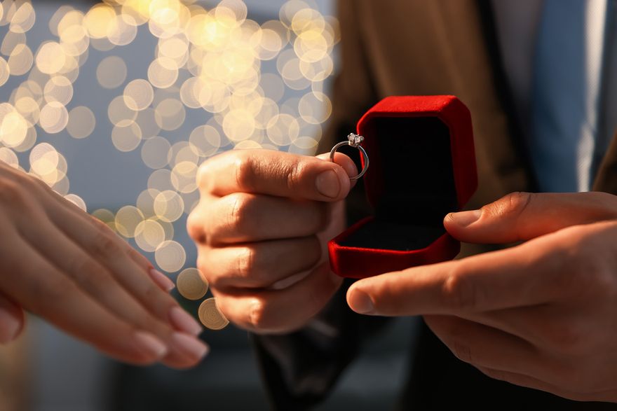 man proposes to lady with diamond ring