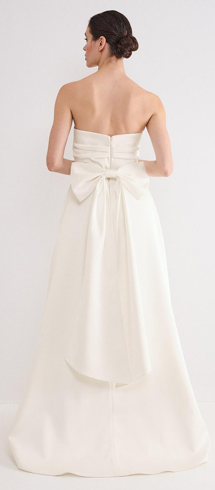 Ivory classic spring wedding dress with sweetheart neckline and bow