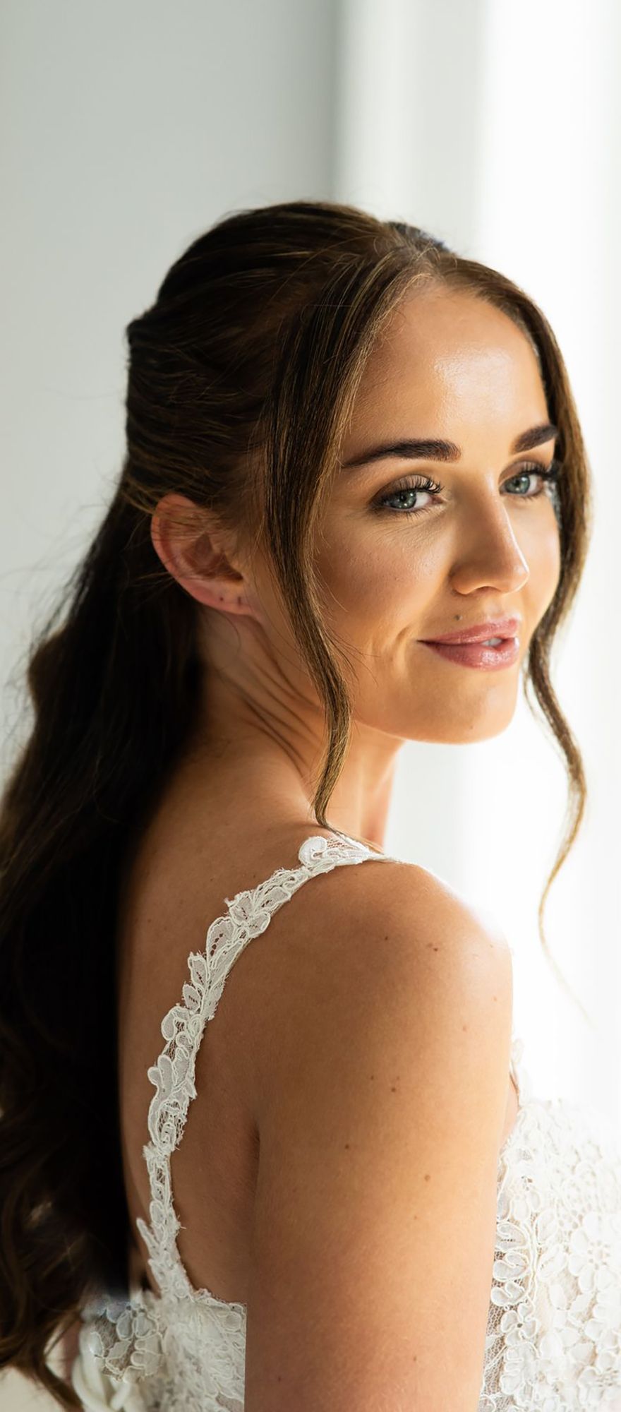 Bride with natural and glowy wedding makeup and skin